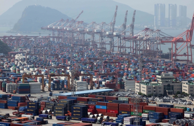 A port in the southeastern city of Busan on Tuesday (Newsis)