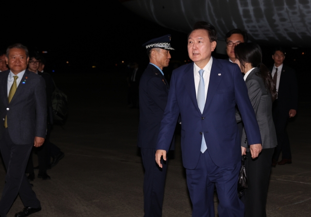 President Yoon Suk Yeol (third from left) arrives at Seoul Air Base in Gyeonggi Province, Sunday. (Yonhap)