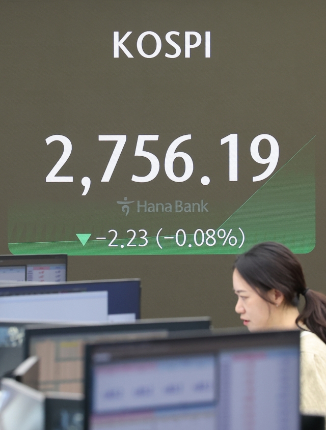 An electronic board showing the Korea Composite Stock Price Index at a dealing room of the Hana Bank headquarters in Seoul on Monday. (Yonhap)