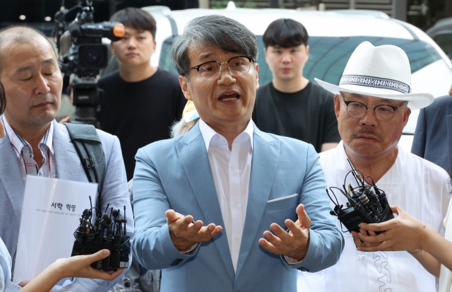 Korean American pastor Choi Jae-young (center) appears before police for questioning on charges related to the luxury gift case involving the first lady on Thursday. (Yonhap)