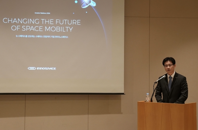 Innospace CEO Kim Soo-jong speaks in a press conference ahead of the space rocket developer's initial public offering at Hanwha's 63 Square in western Seoul on Monday. (Innospace)