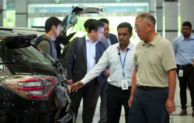 Hyundai Motor Group’s Executive Chair Chung Euisun takes a look at a sport utility vehicle at the firm’s research and development center in Hyderabad, India, during his visit in August last year. (Hyundai Motor Group)