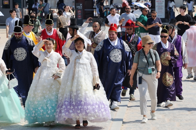 Foreign tourists stroll around Gyeongbokgung, central Seoul on June 13 (Yonhap)