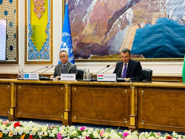 Li Junhua, Under-Secretary-General for Economic and Social Affairs at the United Nations(left) and Tajikistan's Prime Minister Kokhir Rasulzoda address a press briefing during the 3rd International Conference on the International Decade of Action. (Sanjay Kumar/The Korea Herald)