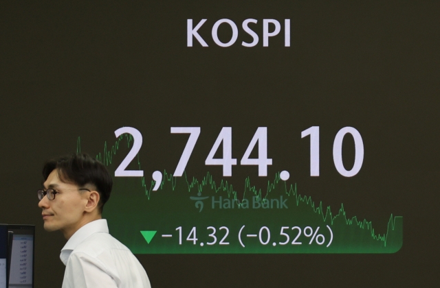 An electronic board showing the Korea Composite Stock Price Index at a dealing room of the Hana Bank headquarters in Seoul on Monday. (Yonhap)