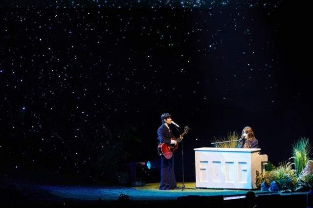 AKMU holds its 10th-anniversary concert “10VE” at the Kspo Dome in Seoul, Sunday.