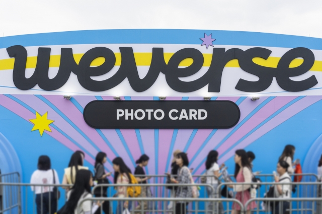 Festivalgoers line up in front of the photo card booth at the Weverse Con Festival, held on Incheon's Yeongjongdo on Sunday. (2024 Weverse Con Festival)