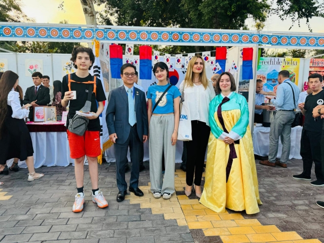 South Korean Ambassador to Tajikistan Kwon Dong-seok(second from left) poses for a photo with locals during a cultural event on the sidelines of the 3rd International Conference on the International Decade of Action