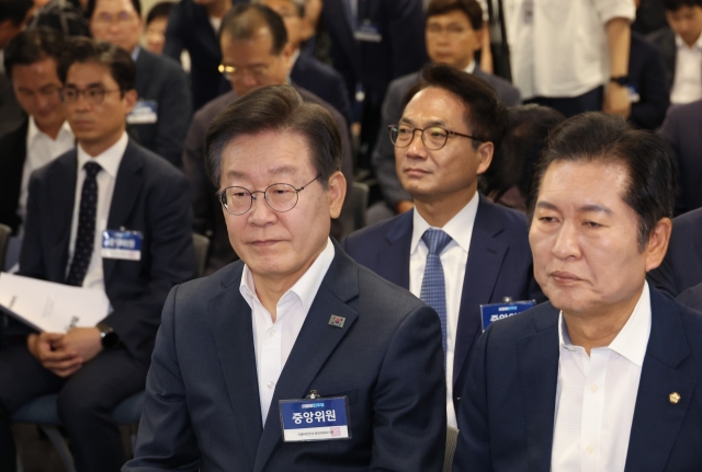 Democratic Party of Korea Chair Rep. Lee Jae-myung, center, attends a meeting of the party's national committee at the party's headquarters in western Seoul on Monday. (Yonhap)