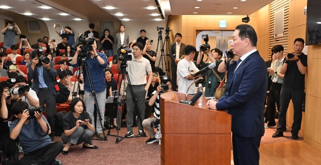 SK Group Chairman Chey Tae-won bows in apology during a media briefing at the group's Seoul headquarters on Monday. (Im Se-jun/The Korea Herald)