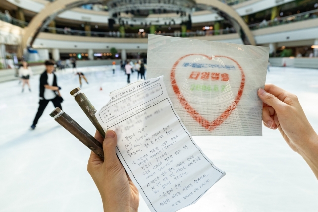 A note kept in a time capsule buried in June 2004 is revealed at Lotte World Ice Rink. (Lotte World Adventure)