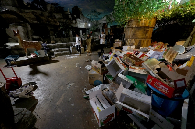 Piles of trash are seen at a closed indoor zoo in Suseong-gu, Daegu, where more than 300 animals were left behind. (Yonhap)