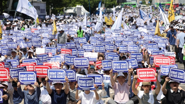 Doctors from across the nation participate in a rally at Yeouido Hangang Park, western Seoul, Tuesday, to protest against the government's decision to drastically raise the medical school enrollment quota. (Yonhap)