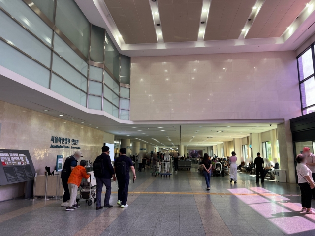 Patients and their guardians are seen at the Asan Medical Center in Songpa-gu, southern Seoul, Tuesday. (Park Jun-hee/The Korea Herald)