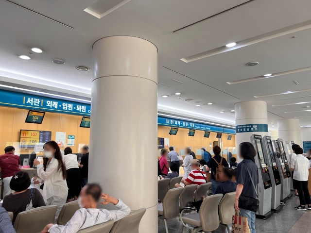 Patients and their guardians are seen at the Asan Medical Center in Songpa-gu, southern Seoul, Tuesday. (Park Jun-hee/The Korea Herald)