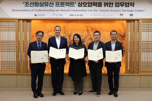 From left: Chung Yong-jae, director of the National Palace Museum of Korea, Christoph Heinrich, director of the Denver Art Museum, Sooa Im McCormick, a curator at the Cleveland Museum of Art, Jeon Seung-chang, director of the Amorepacific Museum of Art, and Kang Myong-ho, chief curator of the Gyeonggi Ceramic Museum, pose during a ceremony at the National Palace Museum of Korea on Friday. (NPMK)