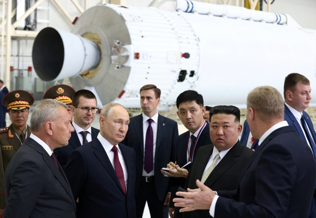 Russia's President Vladimir Putin (center left) and North Korea's leader Kim Jong-un (center right) visit the Vostochny Cosmodrome in the far eastern Amur region, Russia in September last year. (Reuters-Yonhap)