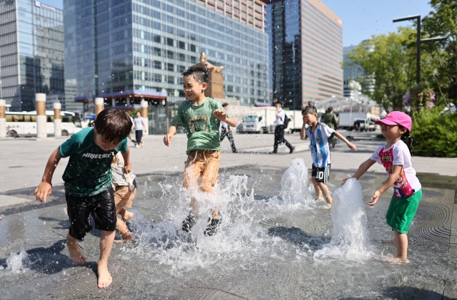 Children play in fountains in Gwanghwamun Square in Seoul on Thursday. (Yonhap)