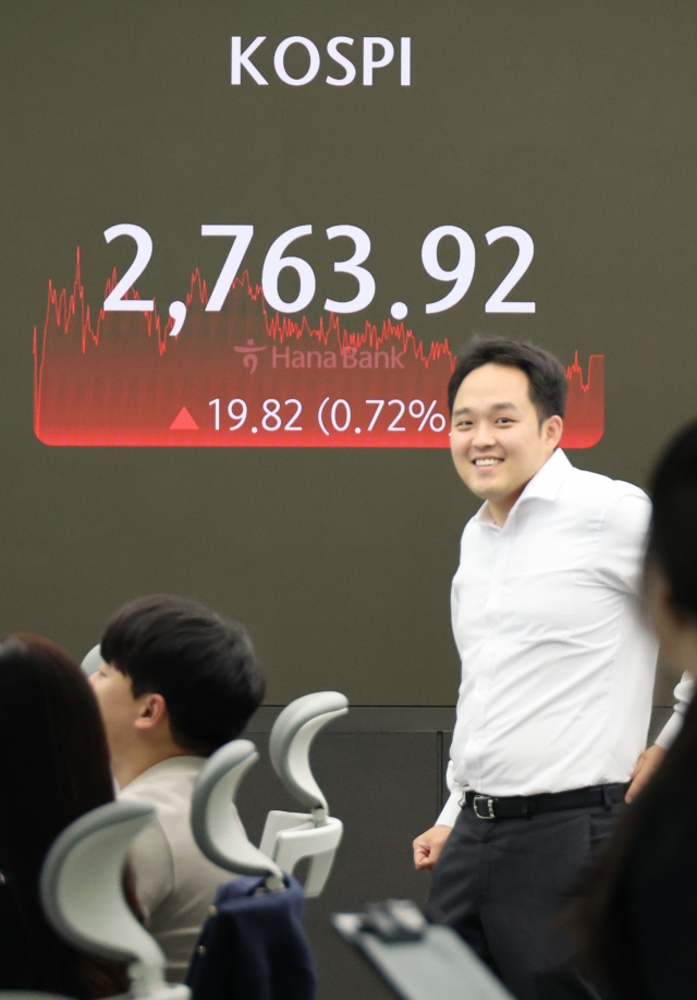 An electronic board showing the Korea Composite Stock Price Index at a dealing room of the Hana Bank headquarters in Seoul on Tuesday. (Yonhap)