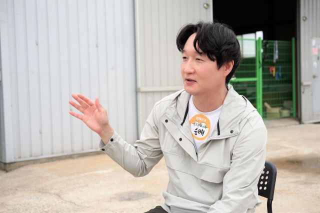 Moon Seung-bae, Hamggehagae leader, speaks in an interview with The Korea Herald at a local dog shelter in Ilsan, Gyeonggi Province on June 15. (Lee Si-jin/The Korea Herald)