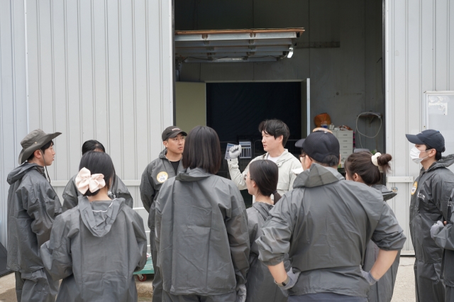 Hamggehagae members gather to share important information about the shelter and its dogs before starting their volunteer services on June 15. (Lee Si-jin/The Korea Herald)