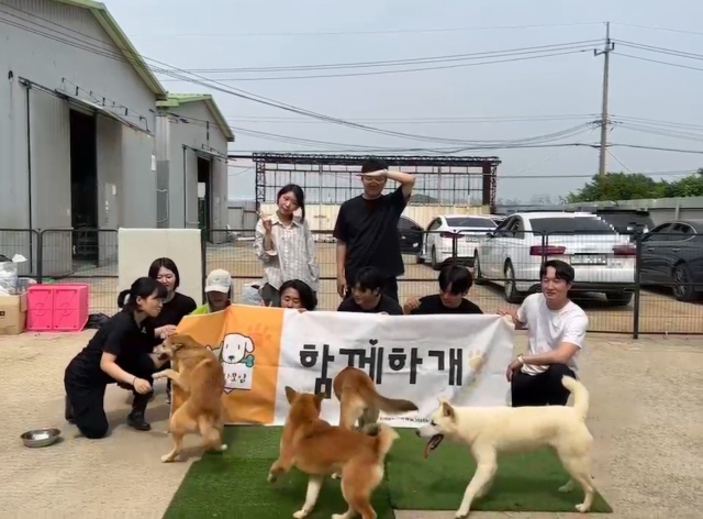 Hamggehagae members pose for photos at a dog shelter in Ilsan, Gyeonggi Province. (Courtesy of Moon)