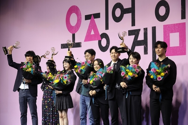 Director Hwang Dong-hyuk (fourth from left) and casts members of Netflix's 