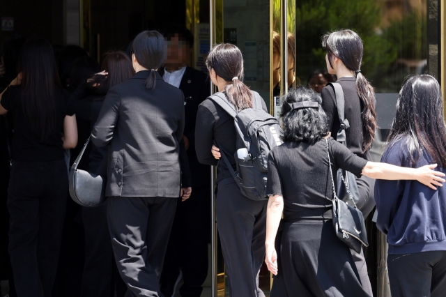 College friends of a conscripted soldier who died after a disciplinary drill walk into a funeral parlor in Naju, South Jeolla Province, to pay respects to the deceased on May 29. (Yonhap)