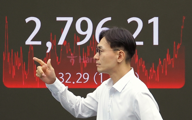 An electronic board showing the Korea Composite Stock Price Index at a dealing room of the Hana Bank headquarters in Seoul on Wednesday. (Yonhap)