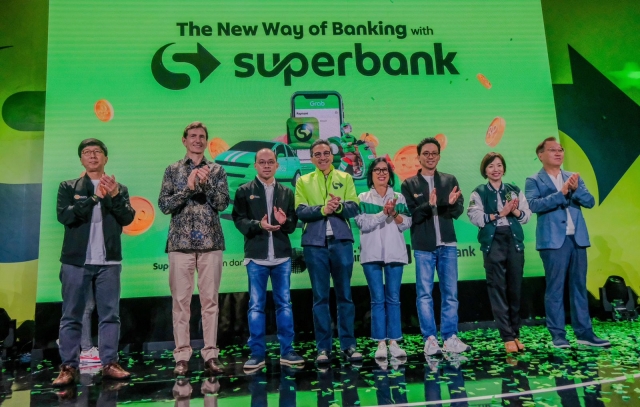 Kakao Bank CEO Yun Ho-young (right) poses with Superbank President Director Tigor M. Siahaan (fourth from left) along with other officials during an event celebrating the launch of Superbank in Jakarta, Indonesia, Wednesday. (Kakao Bank)