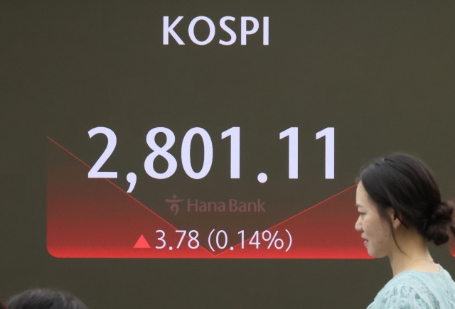 An electronic board showing the Korea Composite Stock Price Index at a dealing room of the Hana Bank headquarters in Seoul on Thursday. (Yonhap)