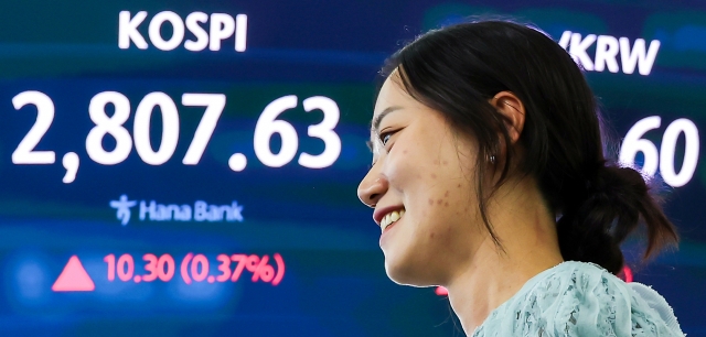 An electronic board showing the Korea Composite Stock Price Index at a dealing room of the Hana Bank headquarters in Seoul on Thursday. (Yonhap)