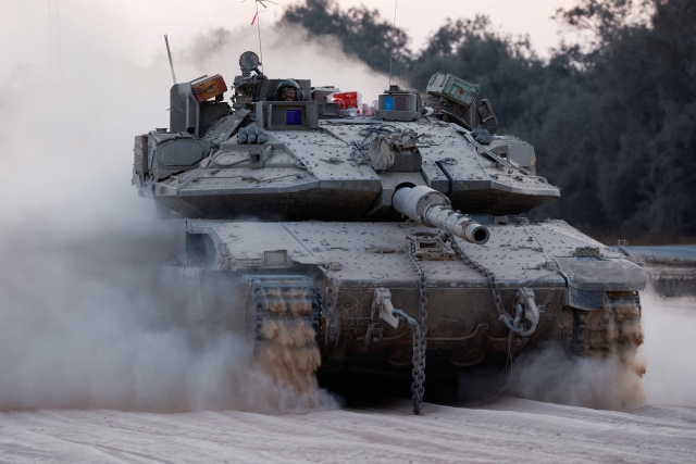 An Israeli tank manoeuvres, after returning from the Gaza Strip, amid the ongoing conflict between Israel and Hamas, near the Israel-Gaza border, in Israel, June 13, 2024. (Reuters-Yonhap)