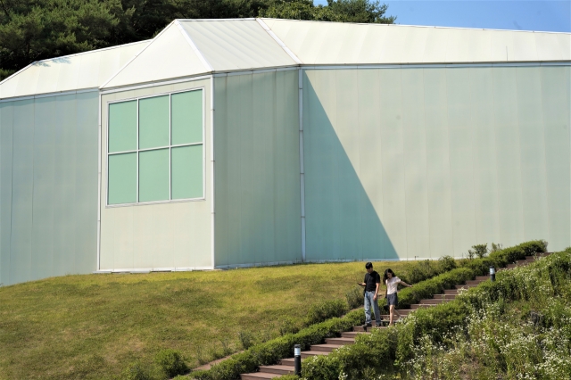 A couple comes down the stairs near Chang Ucchin Museum of Art on Tuesday. (Lee Si-jin/The Korea Herald)