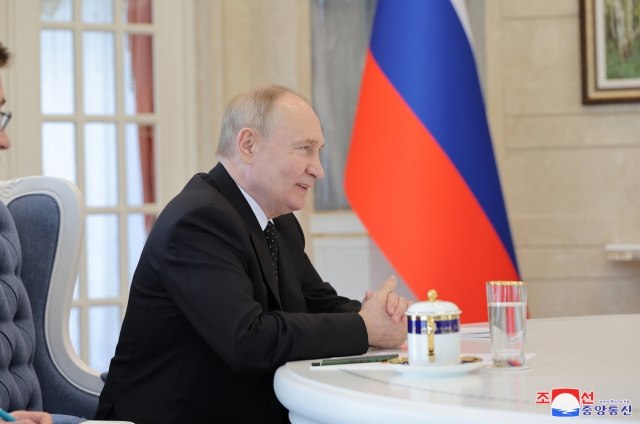 Russian President Vladimir Putin speaks with the North's leader Kim Jong-un during summit talks at the Kumsusan State Guest House in Pyongyang on Wednesday. (Yonhap)