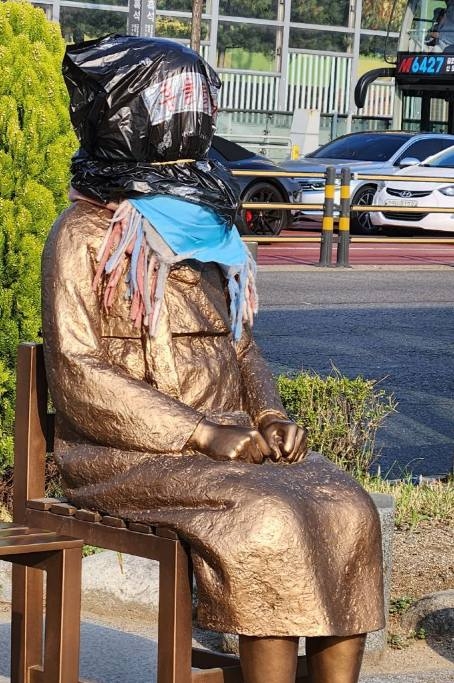 This photo posted by Kim on his group's Facebook page shows a plastic bag placed over the head part of the Statue of Peace in Dongjak-gu, Seoul. (Facebook)