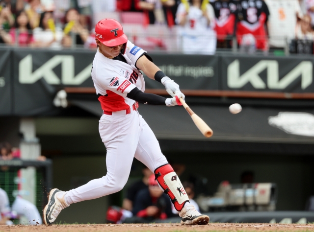 Kim Do-yeong of the Kia Tigers hits a solo home run against the Hanwha Eagles during a Korea Baseball Organization regular-season game at Gwangju-Kia Champions Field in Gwangju on Sunday. (Yonhap)