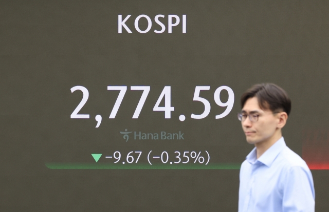 An electronic board showing the Korea Composite Stock Price Index at a dealing room of the Hana Bank headquarters in Seoul on Monday. (Yonhap)