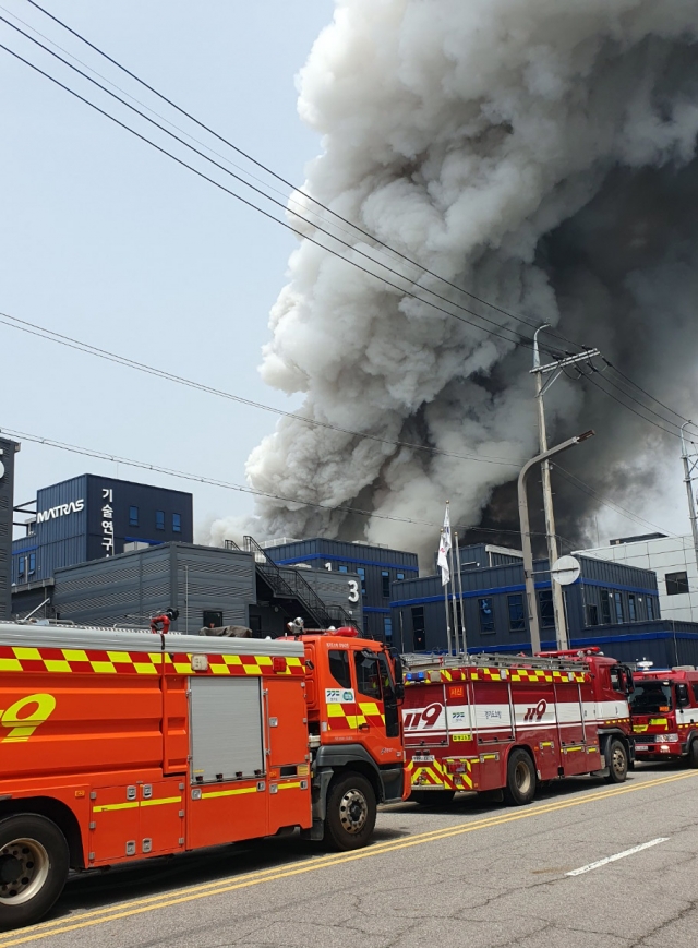 Fire trucks arrive at the scene of a fire at a battery manufacturing factory in Hwaseong, Gyeonggi Province on Monday. (Gyeonggi Fire and Disaster Headquarters)