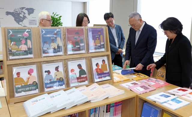 Culture Minister Yu In-chon (second from right) and King Sejong Institute Foundation President Lee Hai-young (right) view education materials of the King Sejong Institute at the foundation's headquarters in Gangnam-gu, Seoul, on April 12. (Culture Ministry)