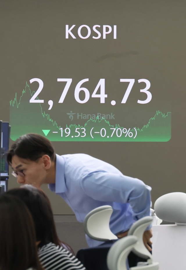 An electronic board showing the Korea Composite Stock Price Index at a dealing room of the Hana Bank headquarters in Seoul on Monday. (Yonhap)