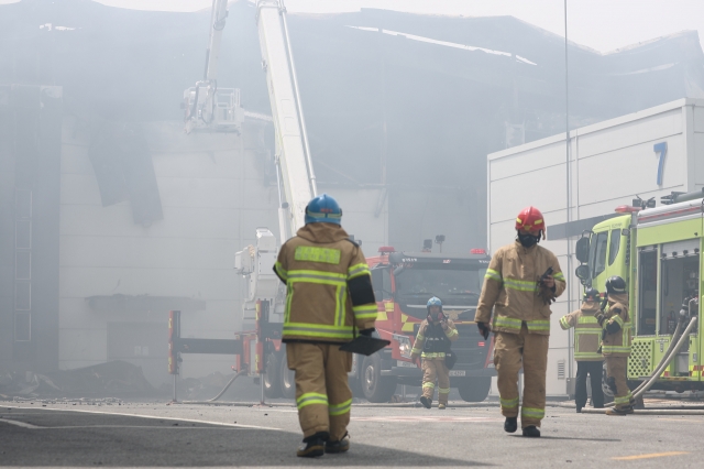 Firefighters work to contain a fire at the primary lithium battery manufacturing plant of Korean manufacturer Aricell in Hwaseong, south of Seoul, on Monday. (Yonhap)