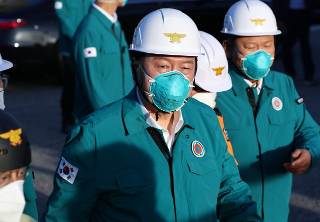 President Yoon Suk Yeol on Monday visits the site of a battery plant fire in Hwaseong, Gyeonggi Province, which killed at least 22 people. (Yonhap)