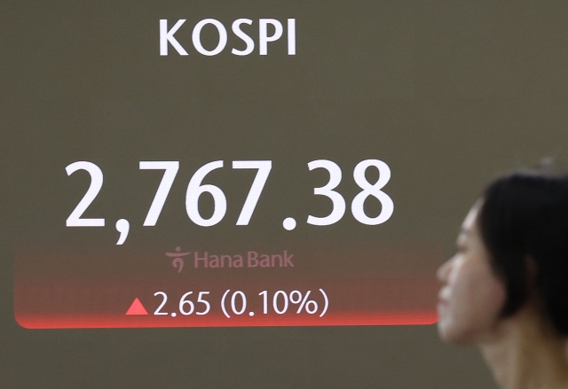 An electronic board showing the Korea Composite Stock Price Index at a dealing room of the Hana Bank headquarters in Seoul on Tuesday. (Yonhap)