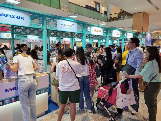 Visitors look at kiosks installed at a tourism promotion event at a shopping mall in Bangkok hosted by South Korea's the Ministry of Culture, Sports and Tourism and the Korea Tourism Organization in March. (Yonhap)