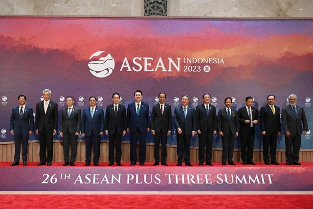 President Yoon Suk Yeol (sixth from left) on Sept. 6 poses for a commemorative photo with Southeast Asian heads of state as well as the leaders of China and Japan at the 26th ASEAN Plus Three Summit held at Jakarta Convention Center in Jakarta, Indonesia. (Kang Min Seok from the Office of the President)