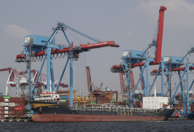 A container ship is unloaded at the Tanjung Priok port which is operated by the Indonesian state-owned PT Pelindo, in Jakarta, Indonesia on June 19. (EPA)