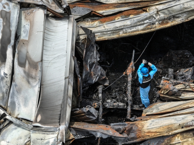 Police, firefighters, and the National Forensic Service researchers conduct a joint investigation to find the cause of the fire at the site of a lithium battery factory in Hwaseong, Gyeonggi Province on Tuesday. (Yonhap)