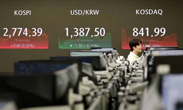 An electronic board showing the Korea Composite Stock Price Index at a dealing room of the Hana Bank headquarters in Seoul on Tuesday. (Yonhap)