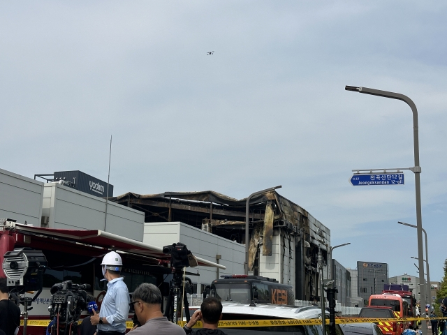 A part of the roof of Aricell Factory’s Building 3, a primary battery manufacturing factory in Hwaseong, Gyeonggi Province, is scorched in black and brown following a 22-hour long fire that broke out on Monday. (Lee Jung-joo/The Korea Herald)